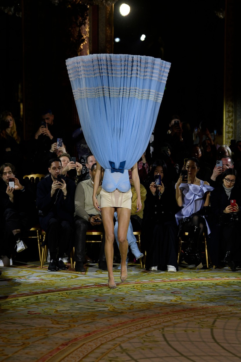 „Rochiile plutitoare” de la Săptămâna Modei de la Paris 2023. Fotomodelele au defilat pe podium în ținute inovatoare