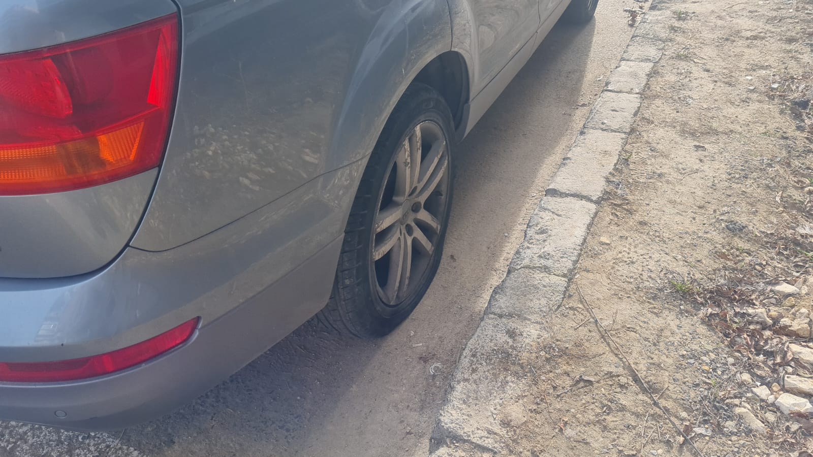 Mașini vandalizate într-un cartier de lux din Constanța. Mesaje ecologiste lăsate în parbrize
