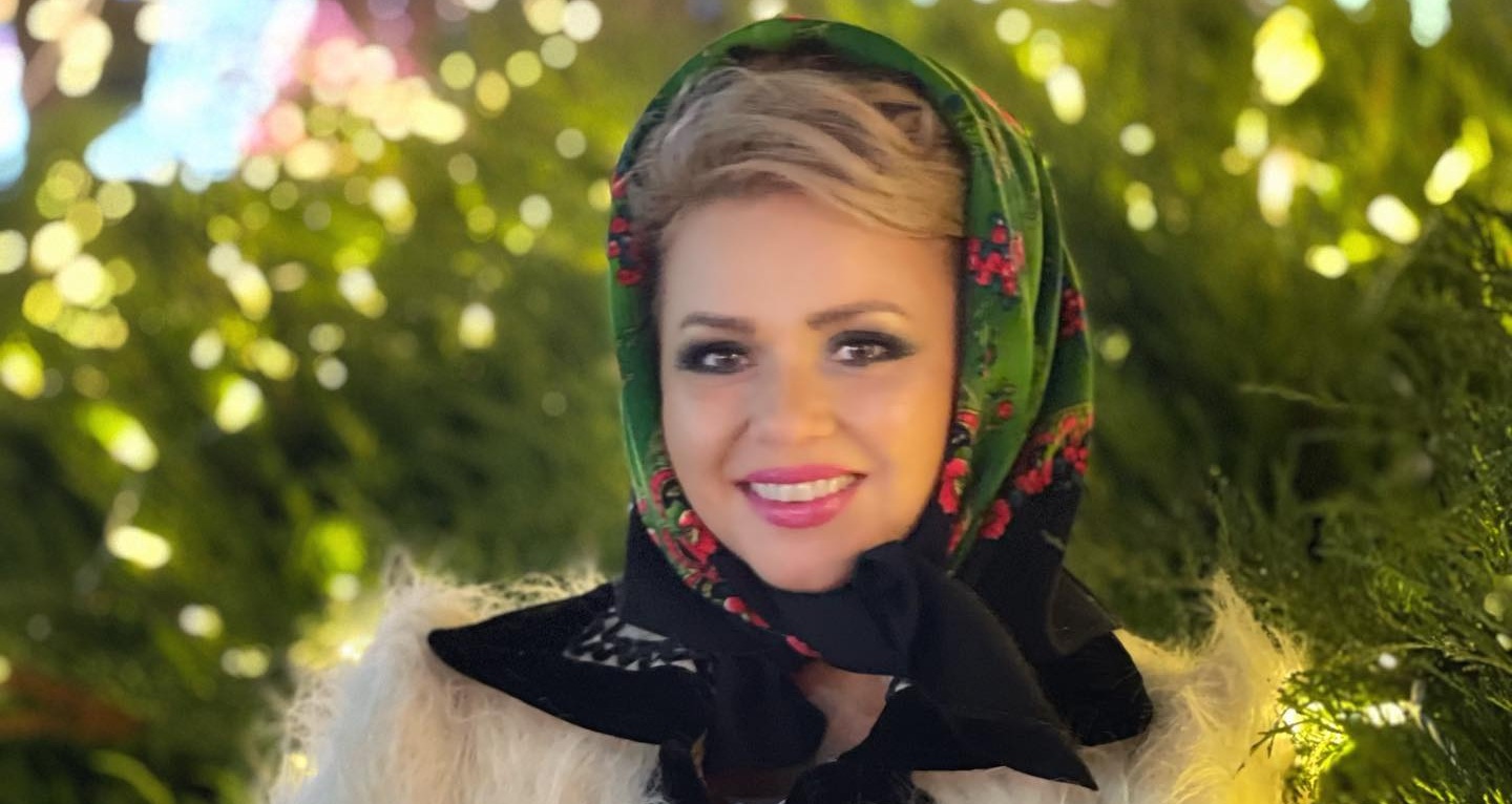 Ruladă de ciocolată cu cremă de nuci și prune uscate. Rețeta recomandată de Cornelia Rednic pentru mese festive