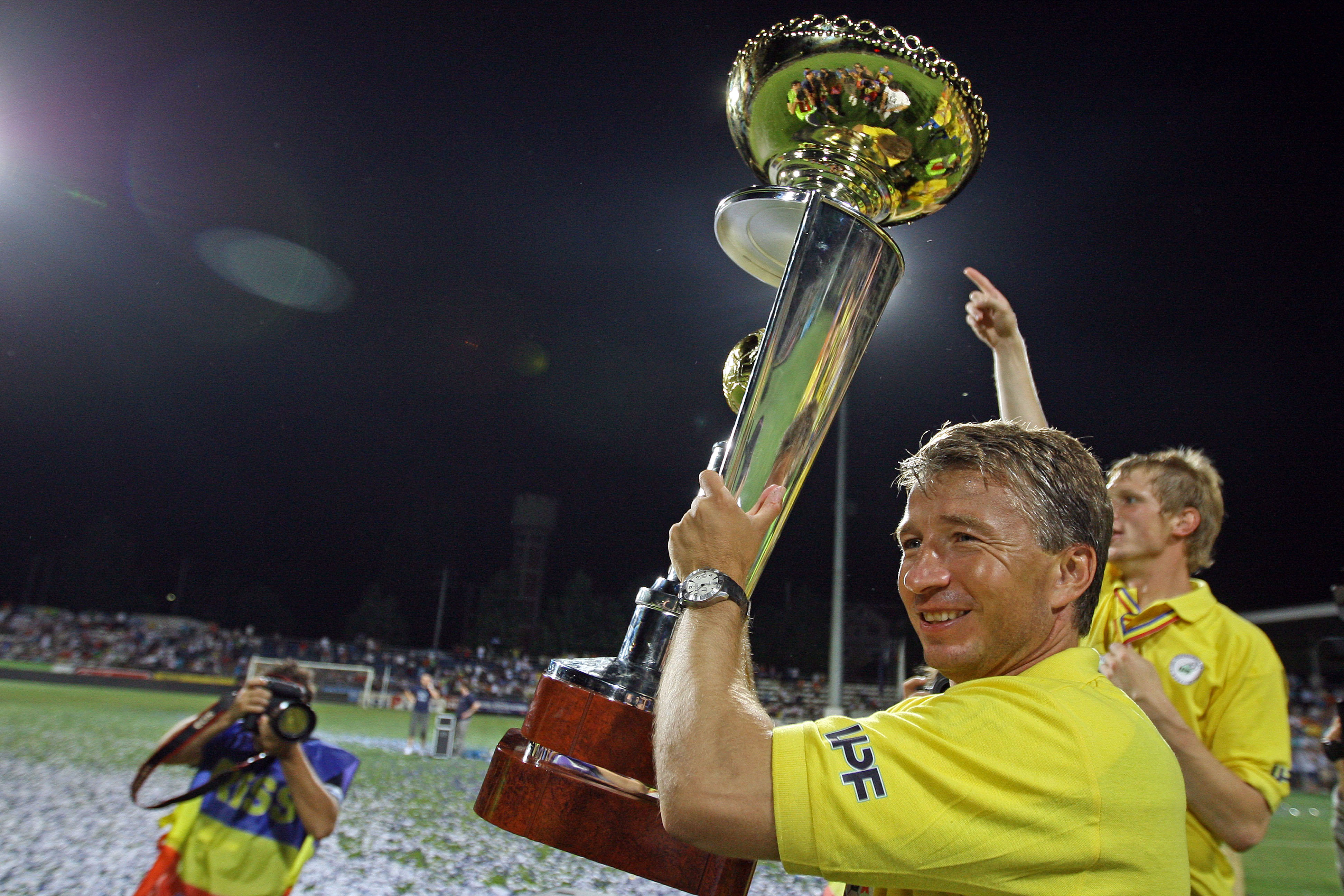 Dan Petrescu, cel mai tare antrenor din Generația de Aur. ”Bursucul”, aproape de al doilea titlu în România