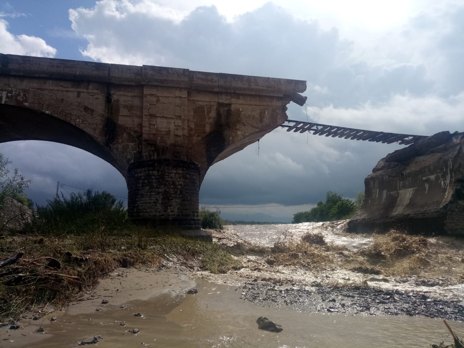Zeci de locuinţe din şapte localităţi au fost inundate, în judeţul Braşov. Imagini șocante cu prăbușirea unui pod din cauza apelor dezlănțuite / FOTO&VIDEO