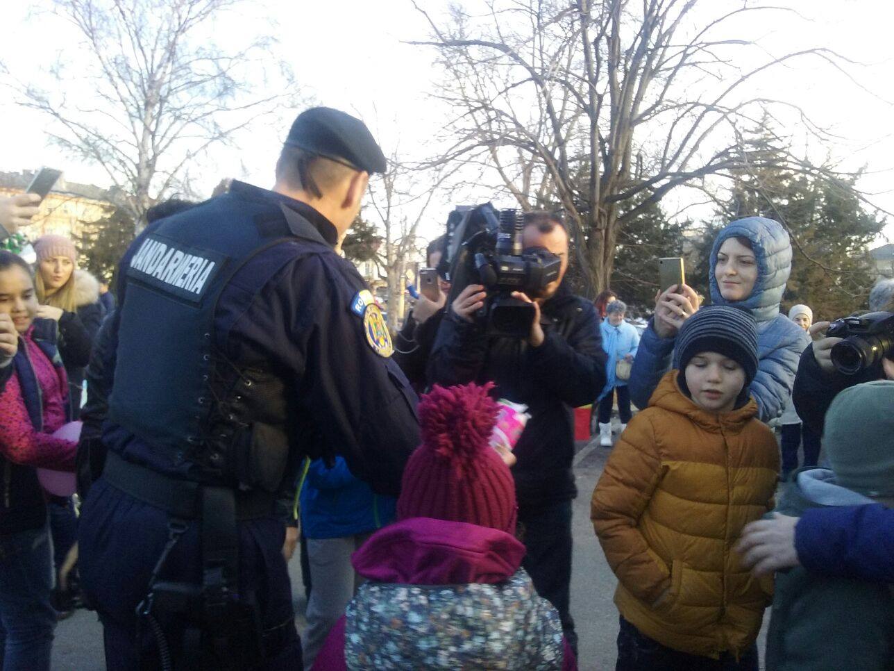 Protestul al copiilor la Constanţa! Jandarmii le-au oferit bomboane
