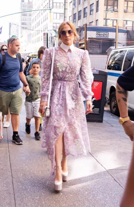 Jennifer Lopez, apariție spectaculoasă pe străzile din New York. Rochia vedetei face furori pe internet