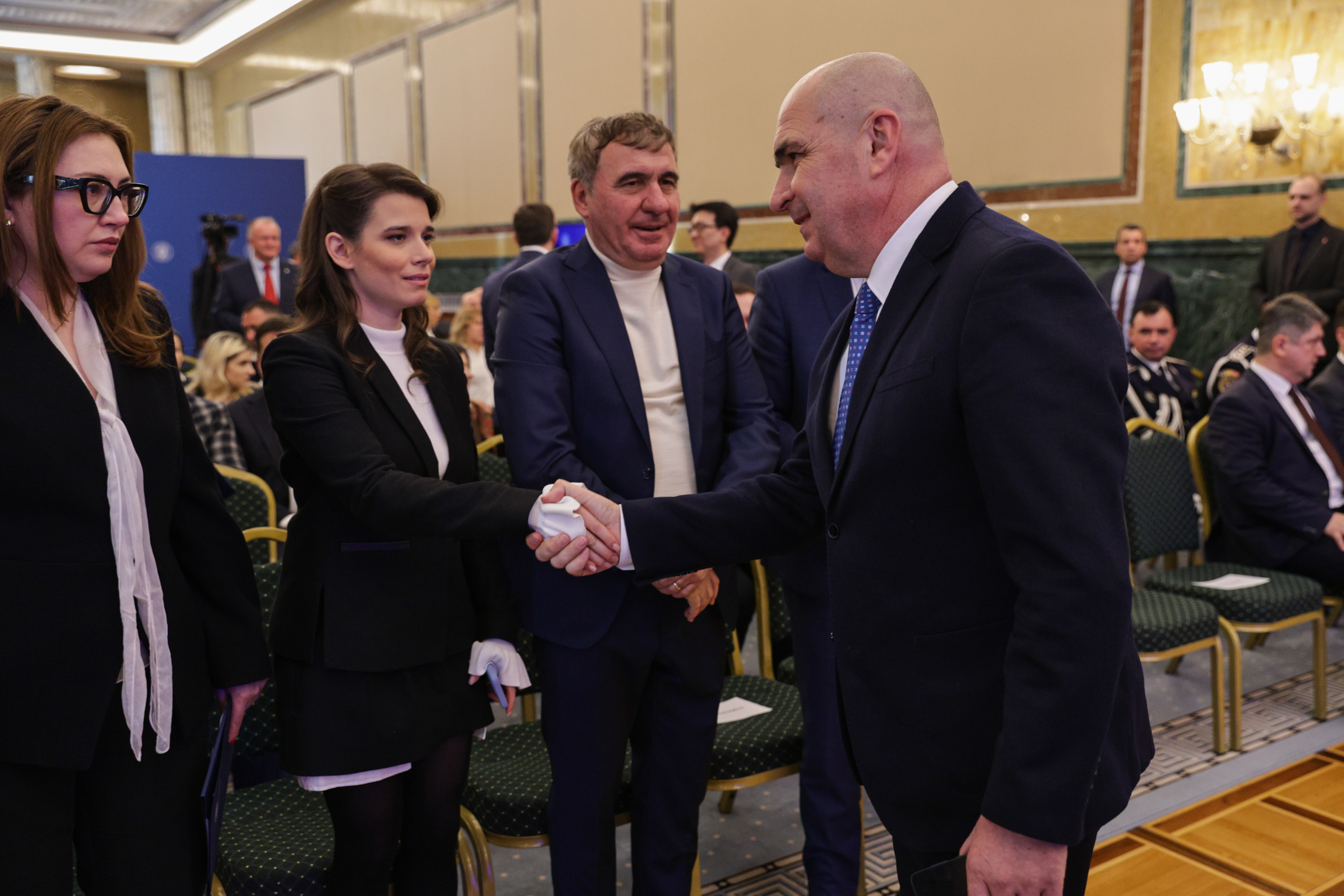 Românii pot călători în SUA fără vize din 31 martie. Decizia, oficializată de Marcel Ciolacu, ambasadoarea SUA și Hagi: „Un moment istoric”