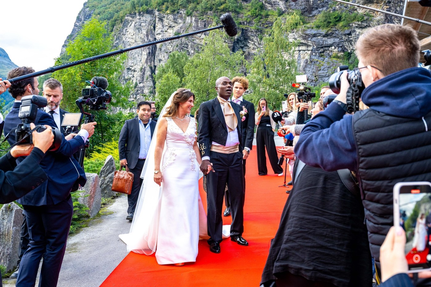 Prințesa norvegiană Martha Louise s-a căsătorit cu șamanul Durek Verrett. Ea susține că vorbește cu îngerii, el - că a fost faraon într-o viață anterioară