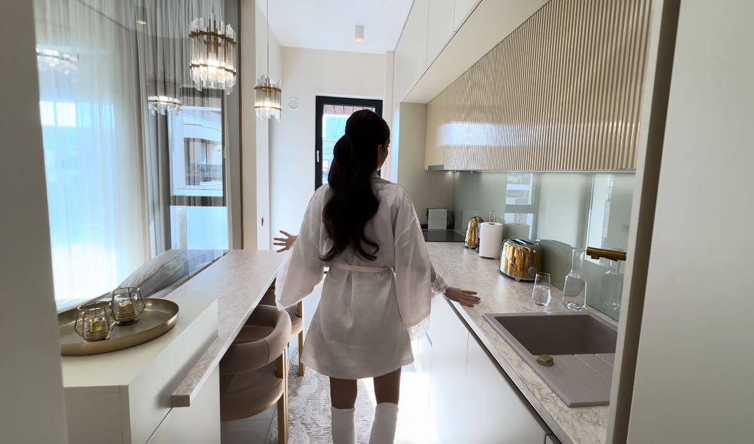 Imagini cu apartamentul din București în care locuiește Andreea Bostănică. Tânăra din Moldova câștigă 20.000 de euro pe săptămână