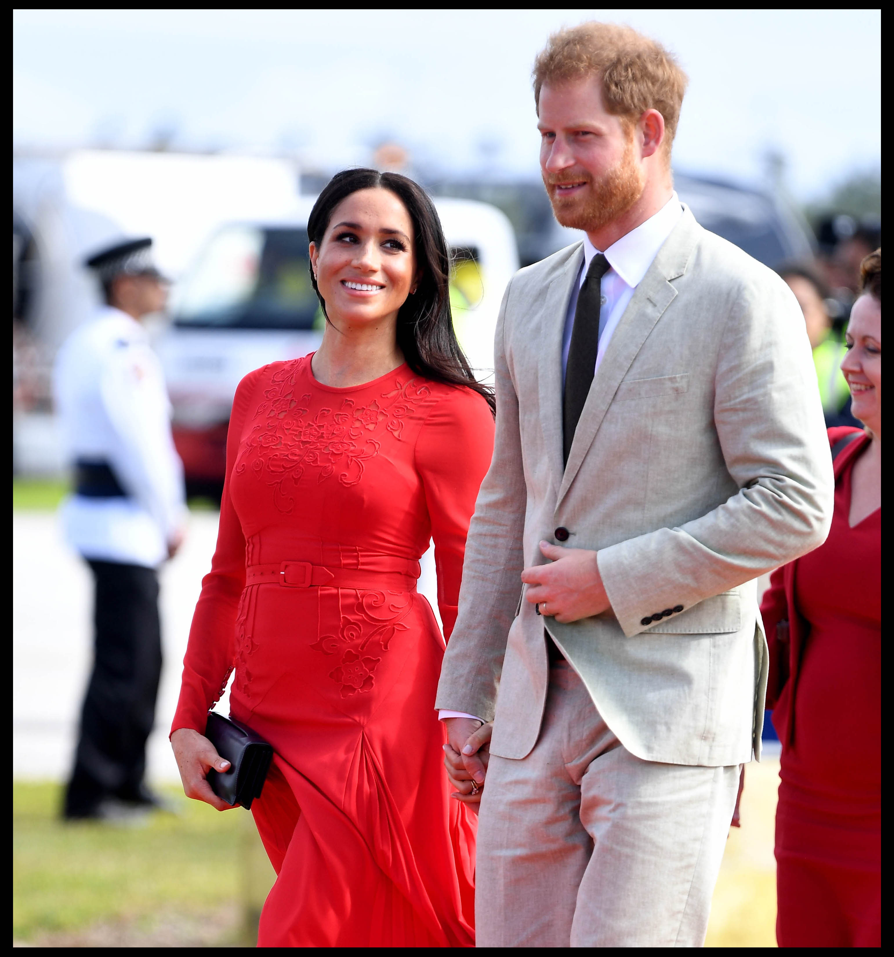 FOTO | Meghan Markle, prima gafă vestimentară de când a devenit ducesă. Ce a pățit soția prințului Harry în văzul tuturor
