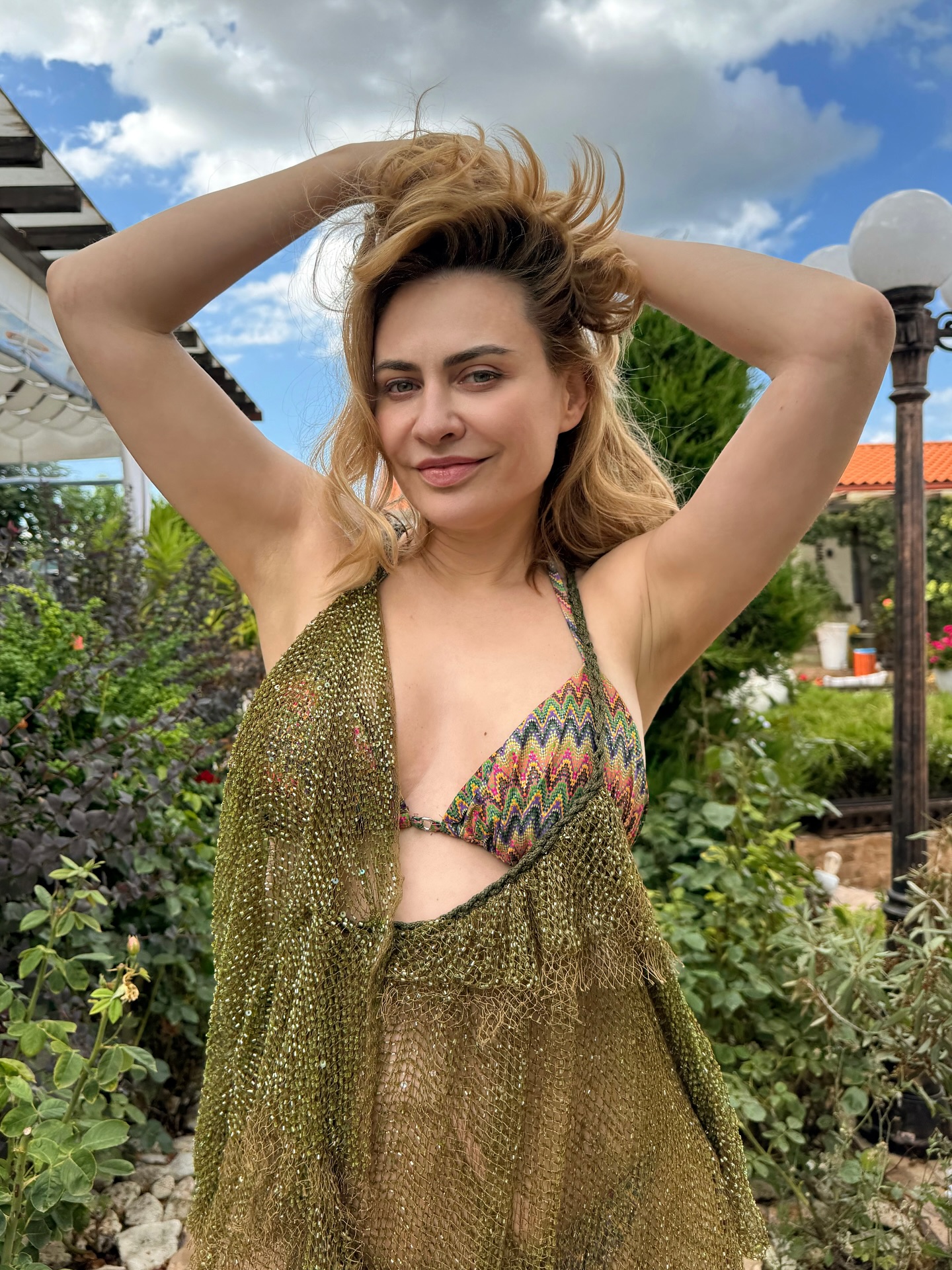 Cum arată Adina Buzatu în costum de baie la 48 de ani. Dimineața are ritualul ei pentru a se menține: „Vieți fără defecte? Doar în reclame”