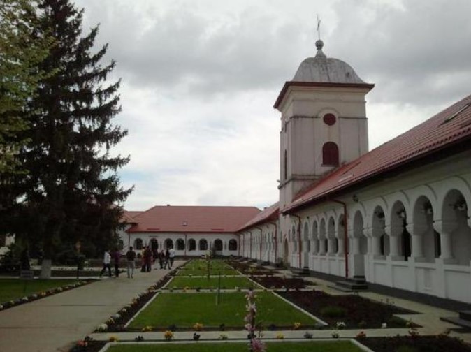 Mănăstirea Ghighiu – lăcașul unde mii de credincioși merg să se roage