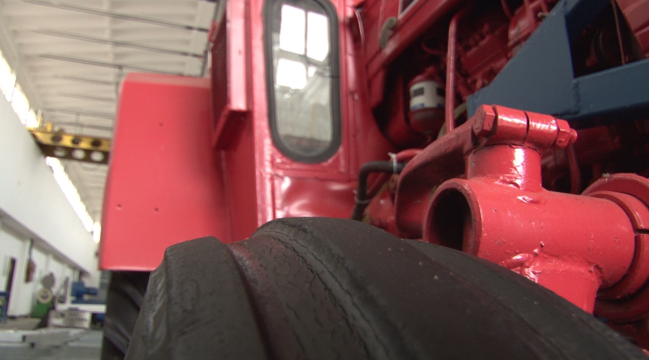 VIDEO/ Invenție românească. Tractorul care omoară buruienile cu apă chioară