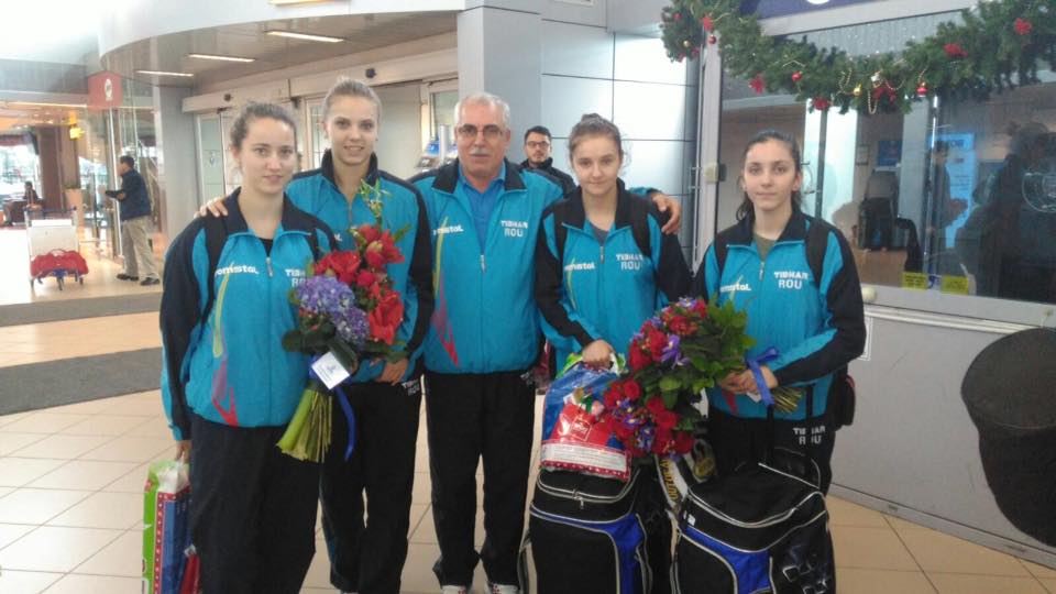 Campioanele de la tenis de masă s-au întors în țară. Delegația tricoloră a fost întâmpinată cu flori / GALERIE FOTO