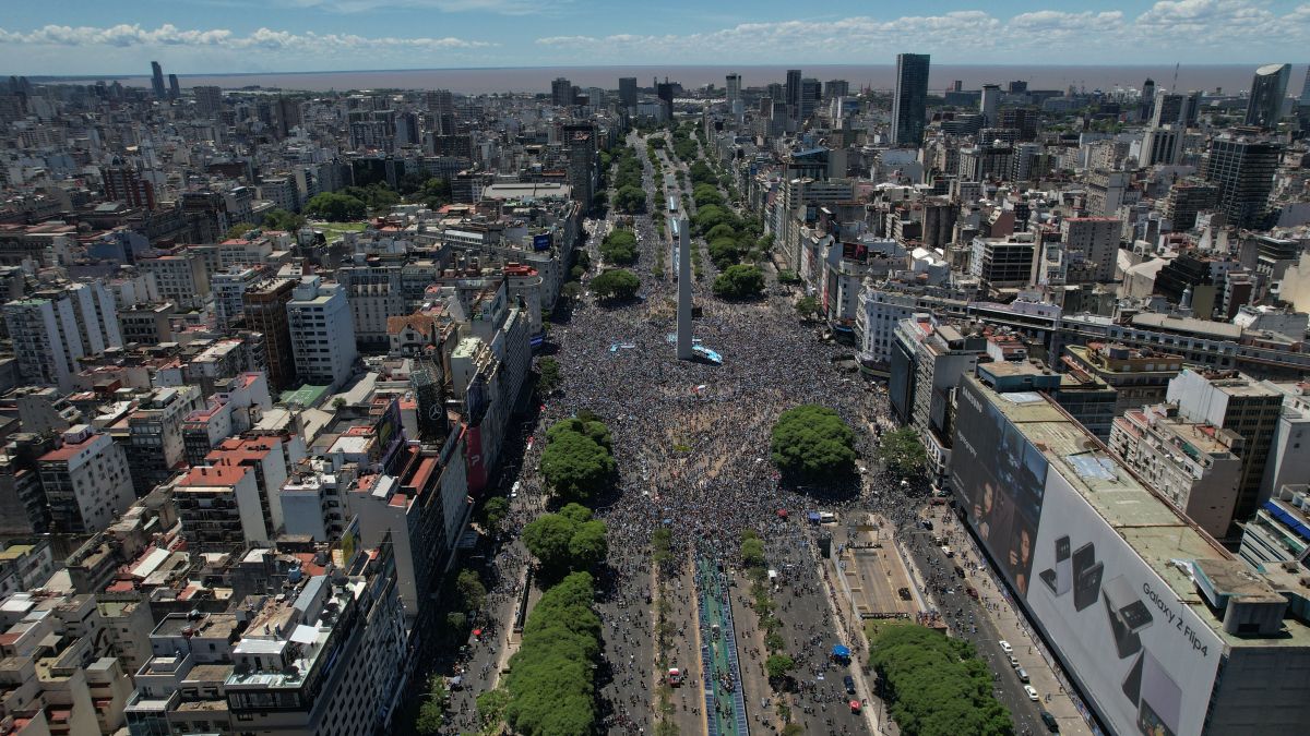 Ciocniri între polițiști și fani la sărbătoarea din Buenos Aires cu peste 5 milioane de oameni pe străzi. Cel puțin 21 de răniți și 14 persoane arestate