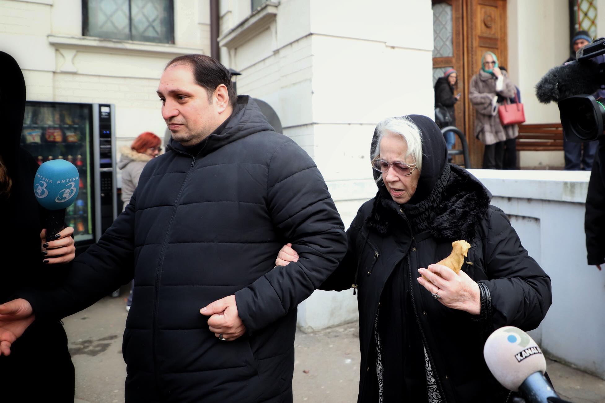 Momente dureroase la capela Cimitirului Bellu. Familia și prietenii își iau rămas bun de la Cristina Țopescu