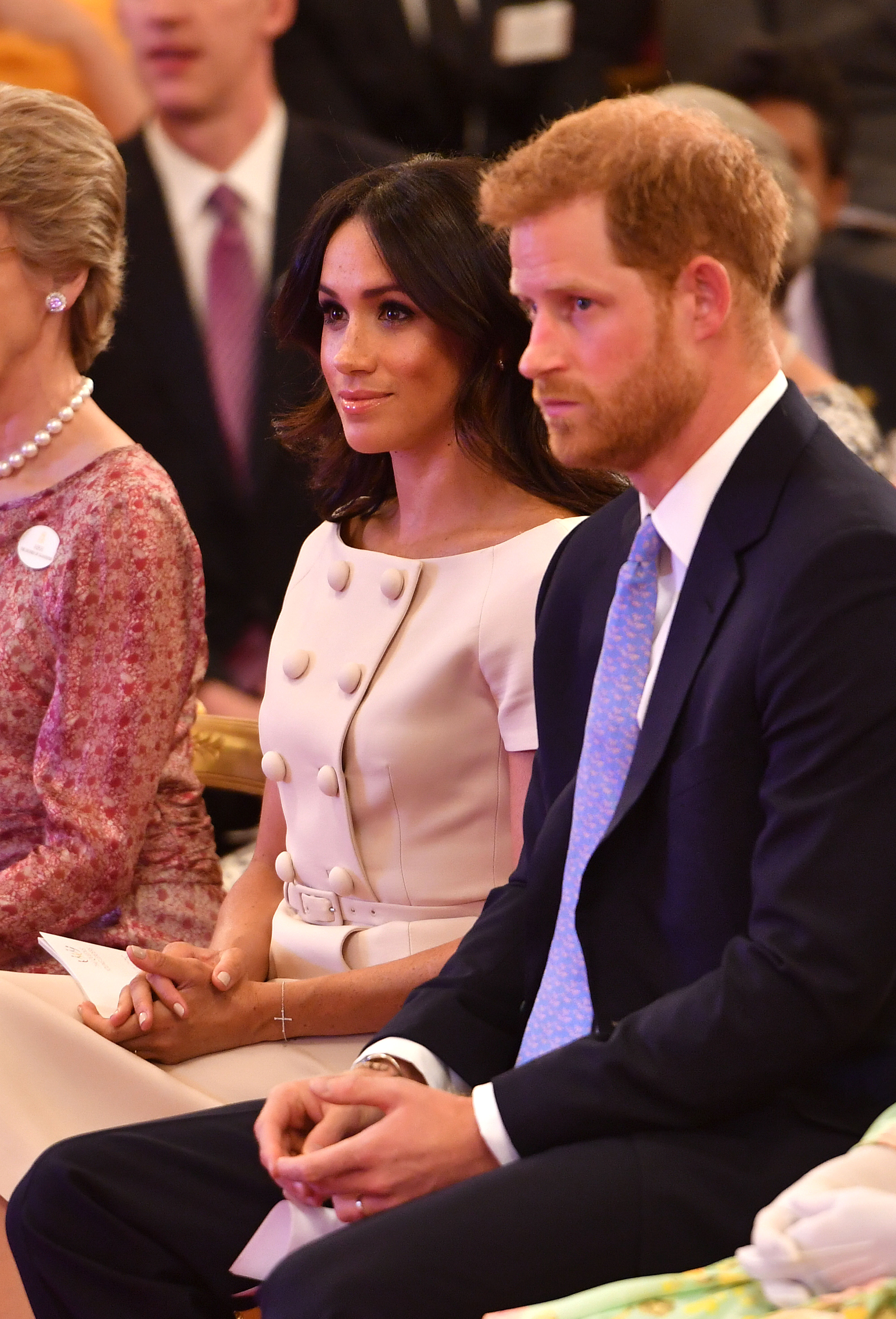FOTO | Meghan Markle, lipsită de respect în fața Reginei Marii Britanii. Cum a stat ducesa de Sussex la fotografia oficială