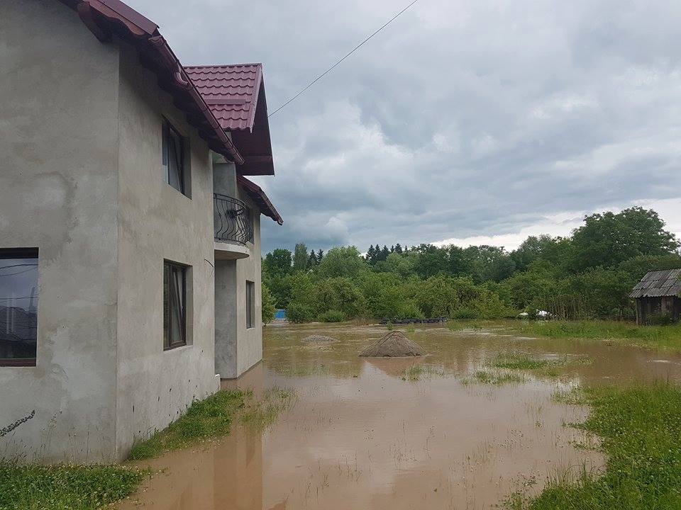 Inundații în Sighetu Marmației. Zeci de persoane, evacuate din calea apei