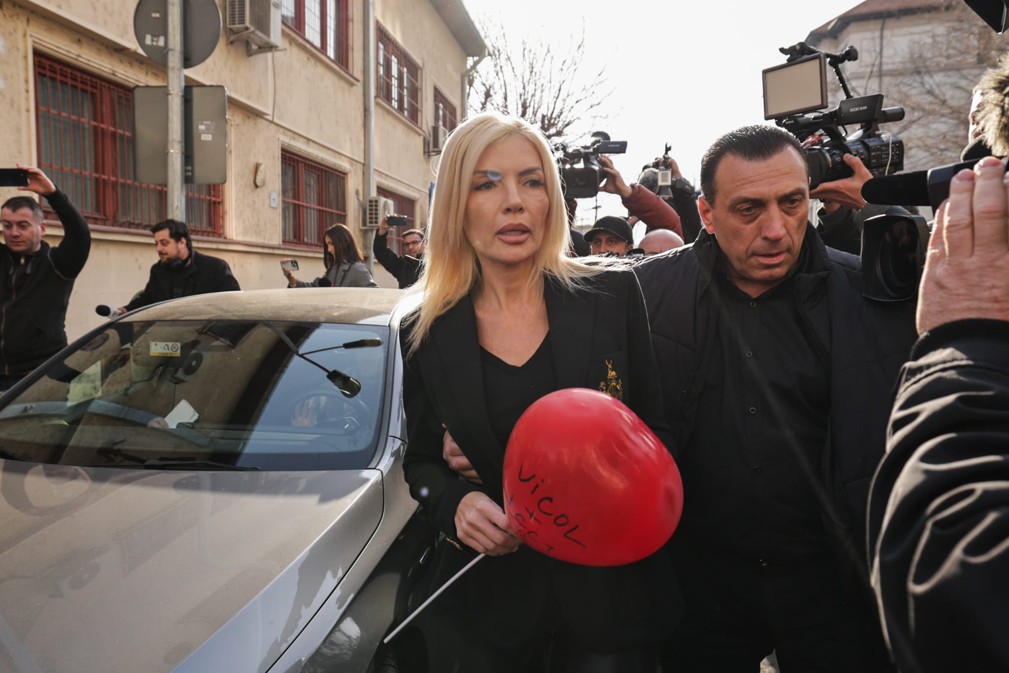 Laura Vicol pleacă din arestul central cu un cadou inedit de Sfântul Valentin: „Vicol + ICCJ = ♡”