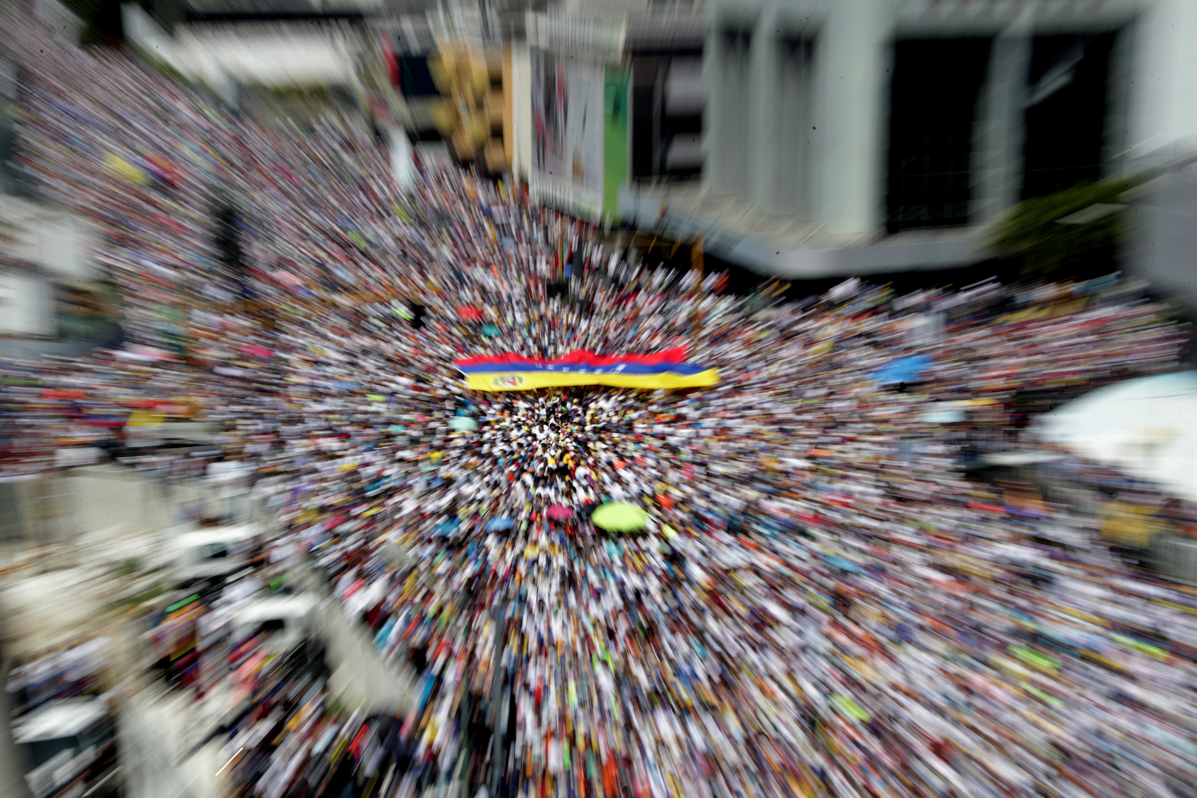 Criza din Venezuela | Străzile din Caracas, ocupate de susținătorii lui Guaido și Maduro. FOTO