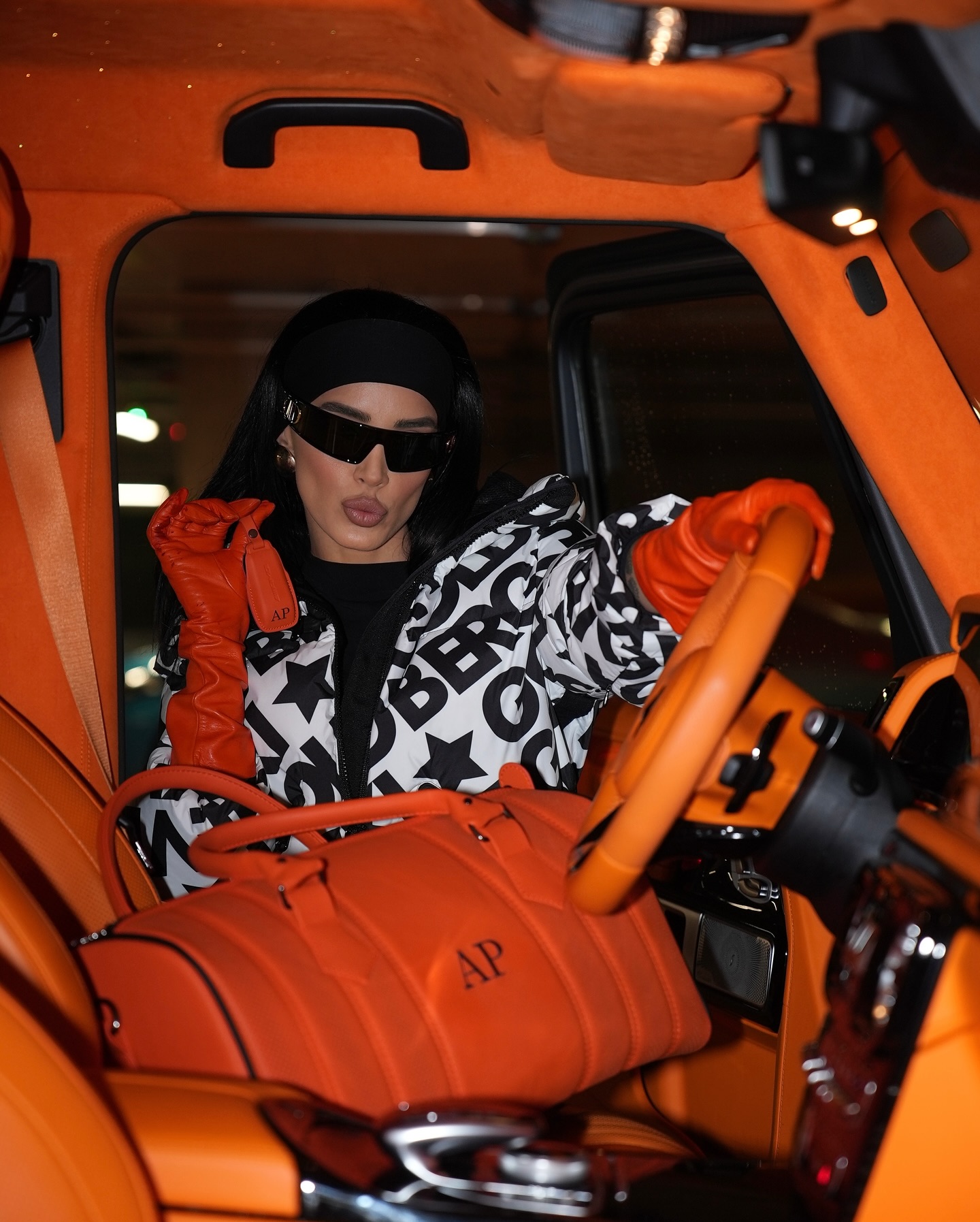 Cu cât vinde Adelina Pestrițu mașina Mercedes G Class. Interiorul bolidului e portocaliu și e personalizat cu inițialele ei