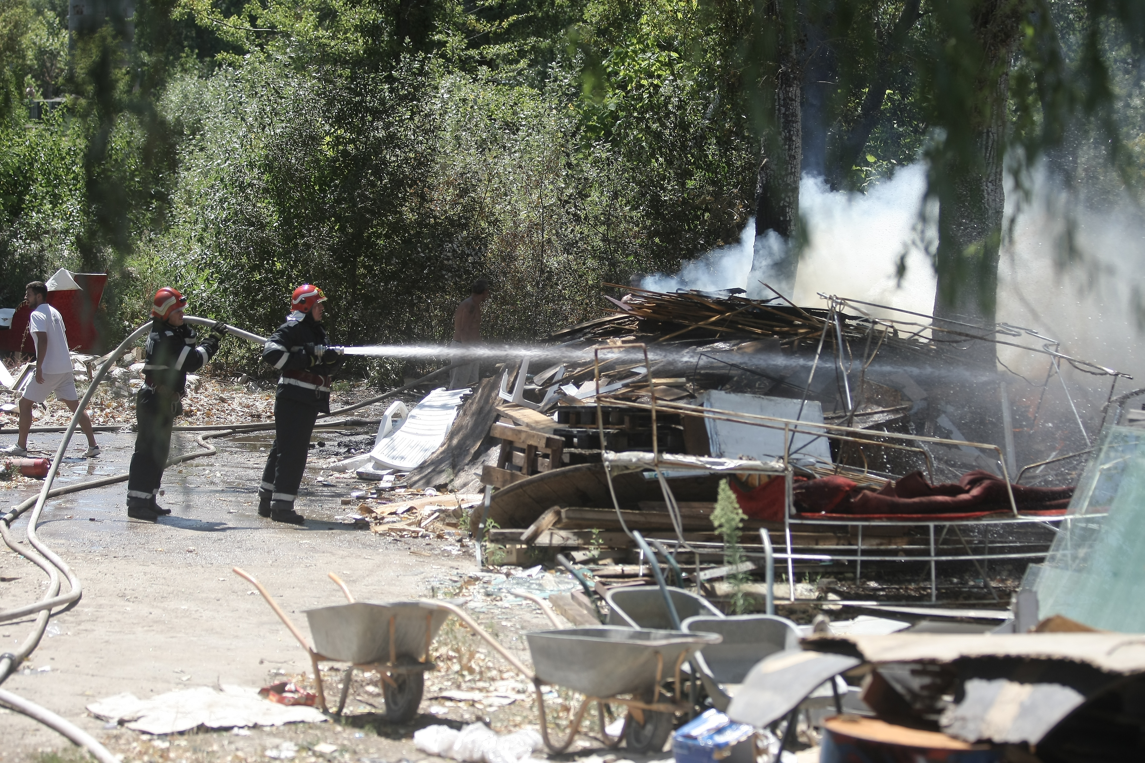 FOTO/VIDEO | Incendiu lângă un mare centru de agrement din Capitală!