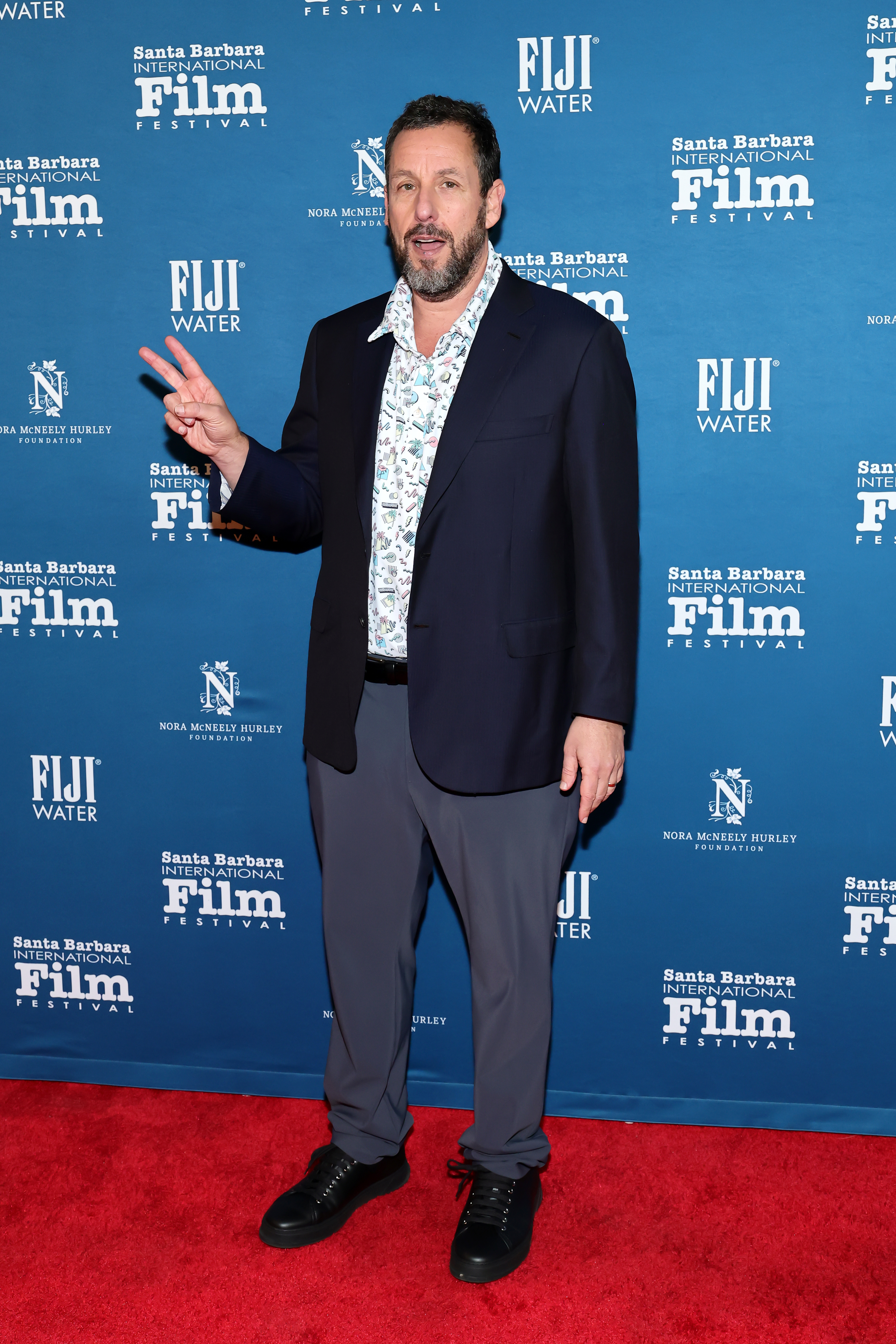 Imagini controversate cu Adam Sandler la apariția de la premiera filmului soției sale. Ținuta care a împărțit internetul în două