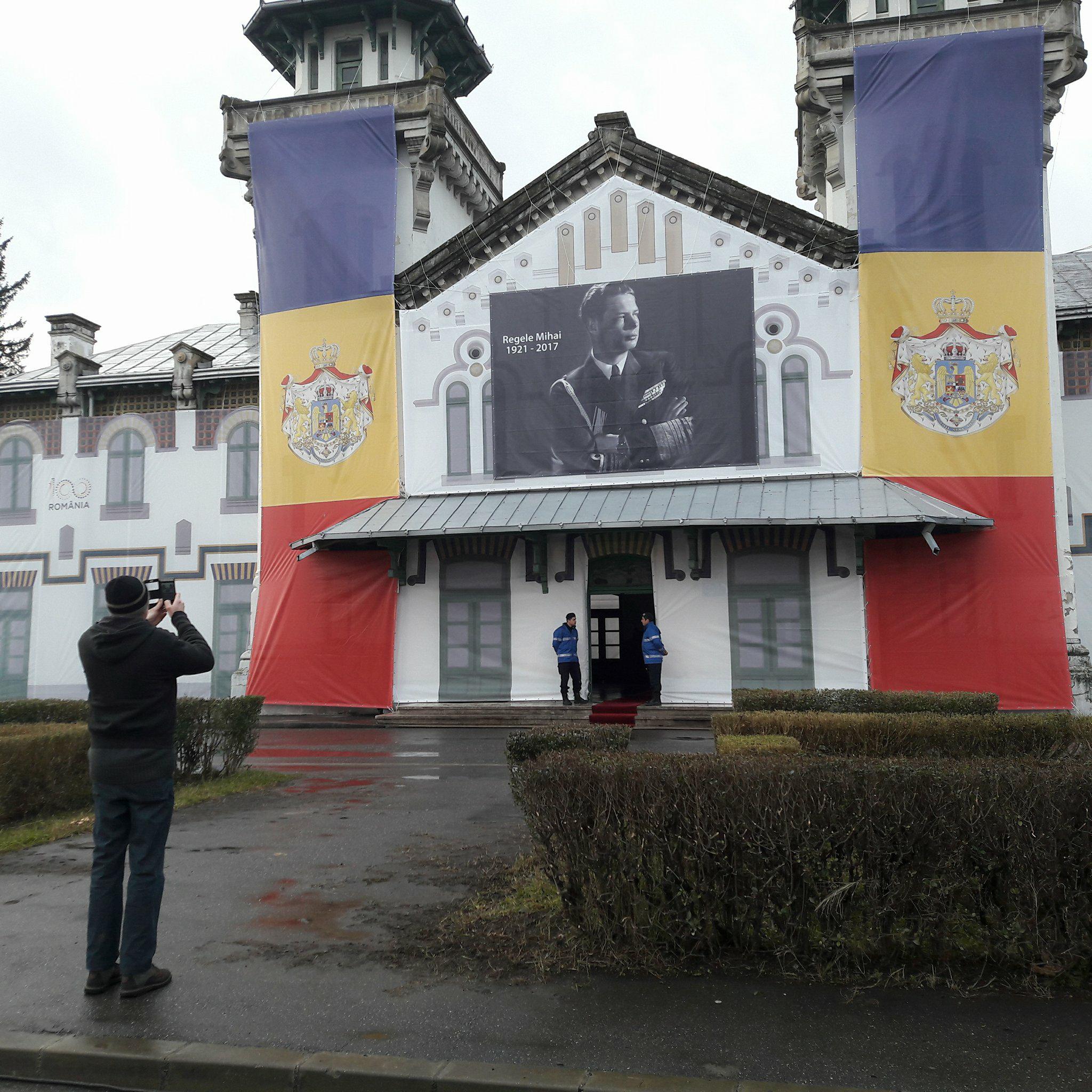 FOTO/Au ascuns paragina ...sub mesh. Gara regală din Curtea de Argeș, ”cosmetizată” pentru înmormântarea Regelui Mihai