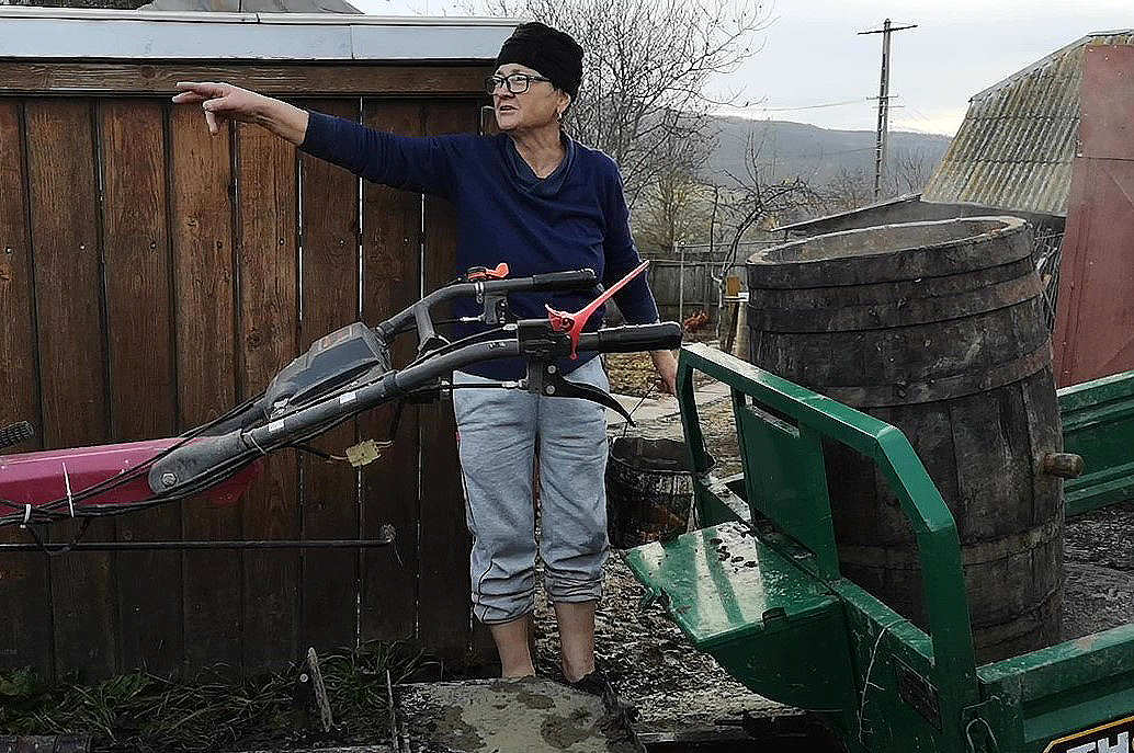 REPORTAJ. Cum s-a trezit un gospodar din judeţul Bacău cu trei ruşi în curtea casei: „Am scris cu dalta pe cruce Eroi Necunoscuţi”