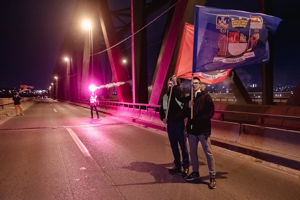 Blocadă pe un mare pod peste Dunăre din Belgrad. De aproape 4 luni, sârbii strigă „Corupția ucide!” | Video/Fotogalerie