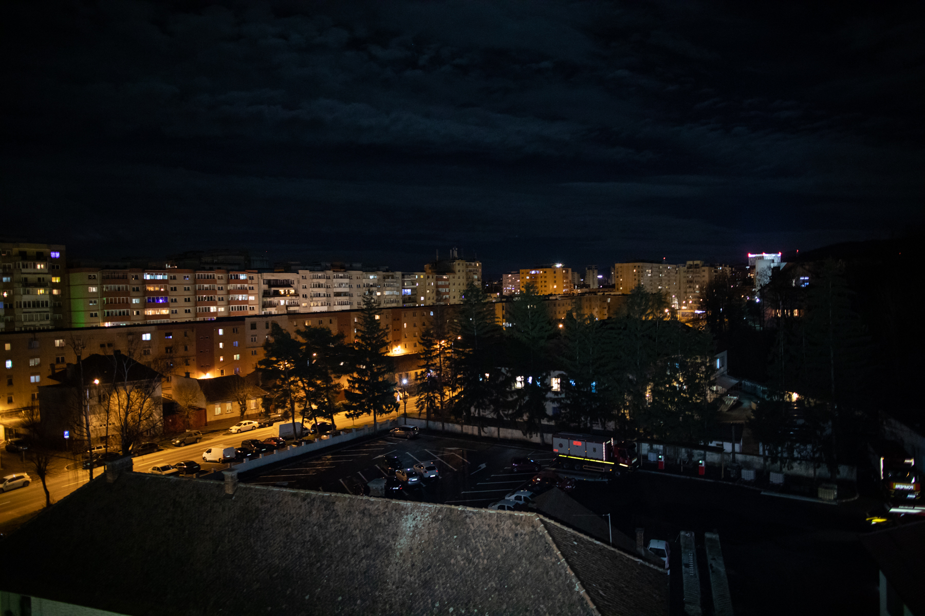 Noaptea dintre ani cu pompierii brașoveni: Cola, în loc de șampanie, și tânărul de 19 ani care n-a vrut să fie jandarm pentru a nu fi „împotriva cetățenilor”