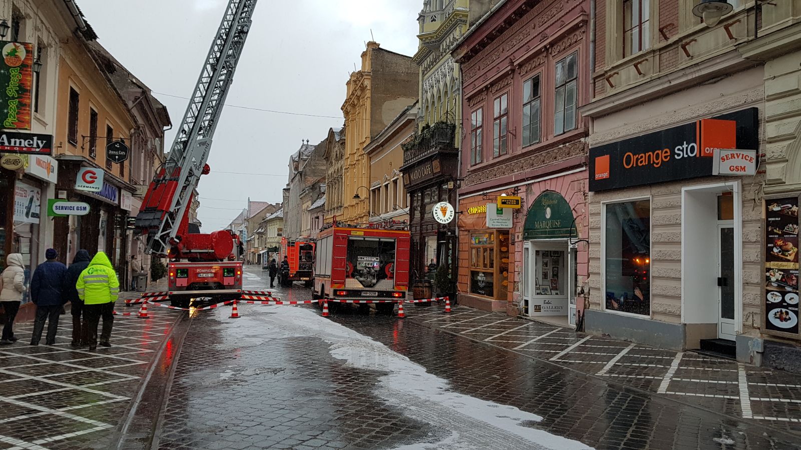 Un bărbat a murit carbonizat în urma unui incendiu în Brașov. A adormit cu lumânarea aprinsă/ FOTO