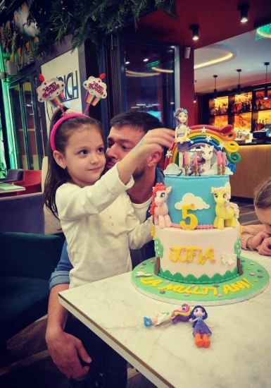 Victor Slav și-a luat fetița de la Bianca Drăgușanu și au plecat în vacanță. Prezentatorul s-a împăcat cu fosta iubită