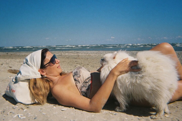 Imagini cu Amalia Enache în costum de baie. Cum a fost surprinsă știrista la plajă