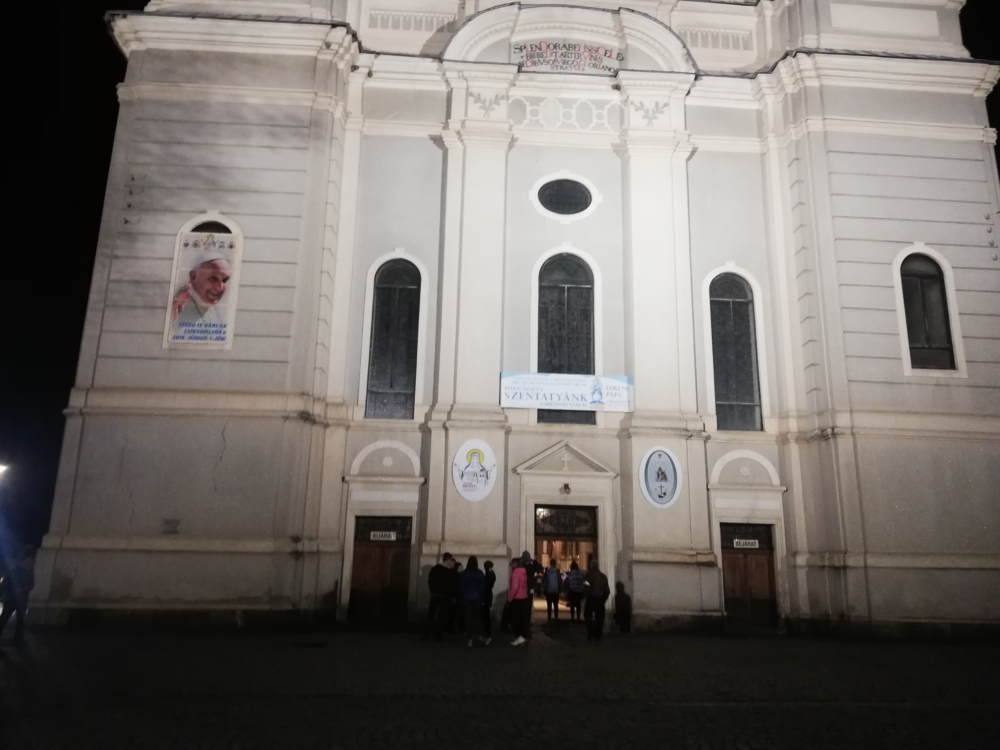Orașul Miercurea Ciuc este securizat în așteptarea Papei Francisc. Mai mulți pelerini petrec noaptea în catedrala de la Șumuleu Ciuc