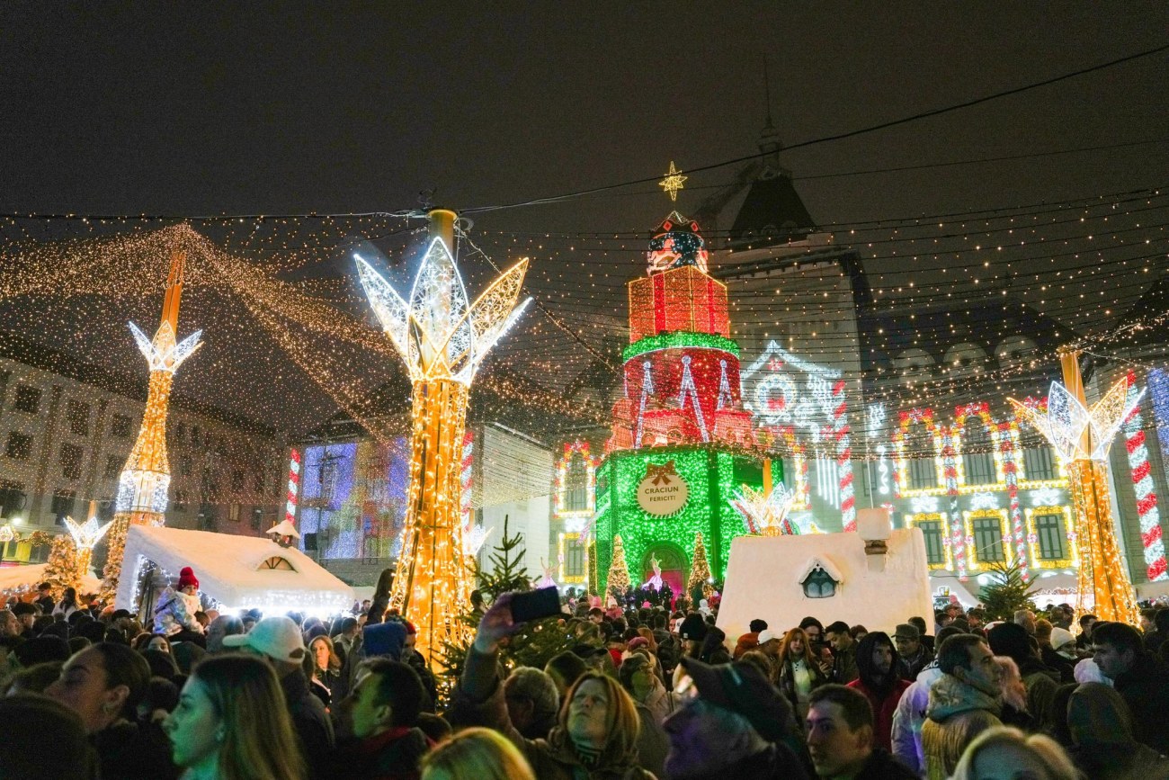 Peste 100.000 de oameni au fost la deschiderea Târgului de Crăciun din Craiova. Programul pentru noiembrie și decembrie