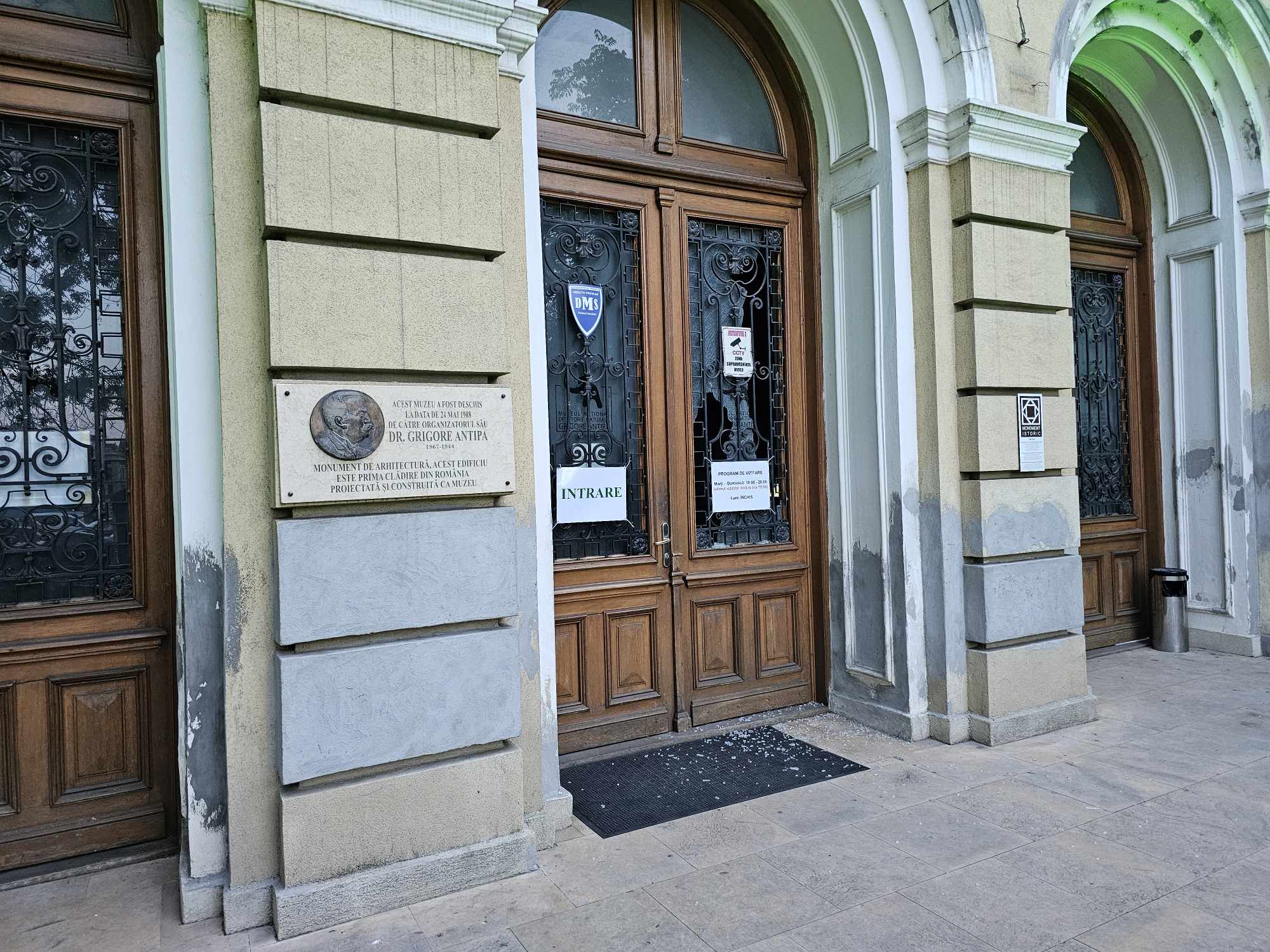 Geamuri sparte la Muzeul Antipa după închiderea programului de vizitare. Angajații instituției nu au participat la Noaptea Muzeelor 2024