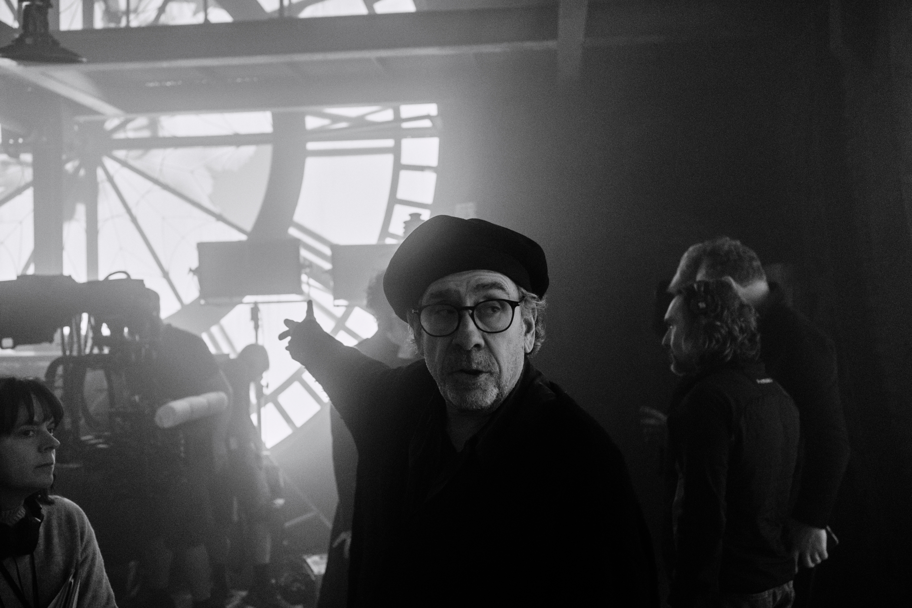 Tim Burton, despre schimbările din sezonul 2 al serialului Wednesday. Cum a fost să filmeze în Irlanda, după ce a renunțat la România