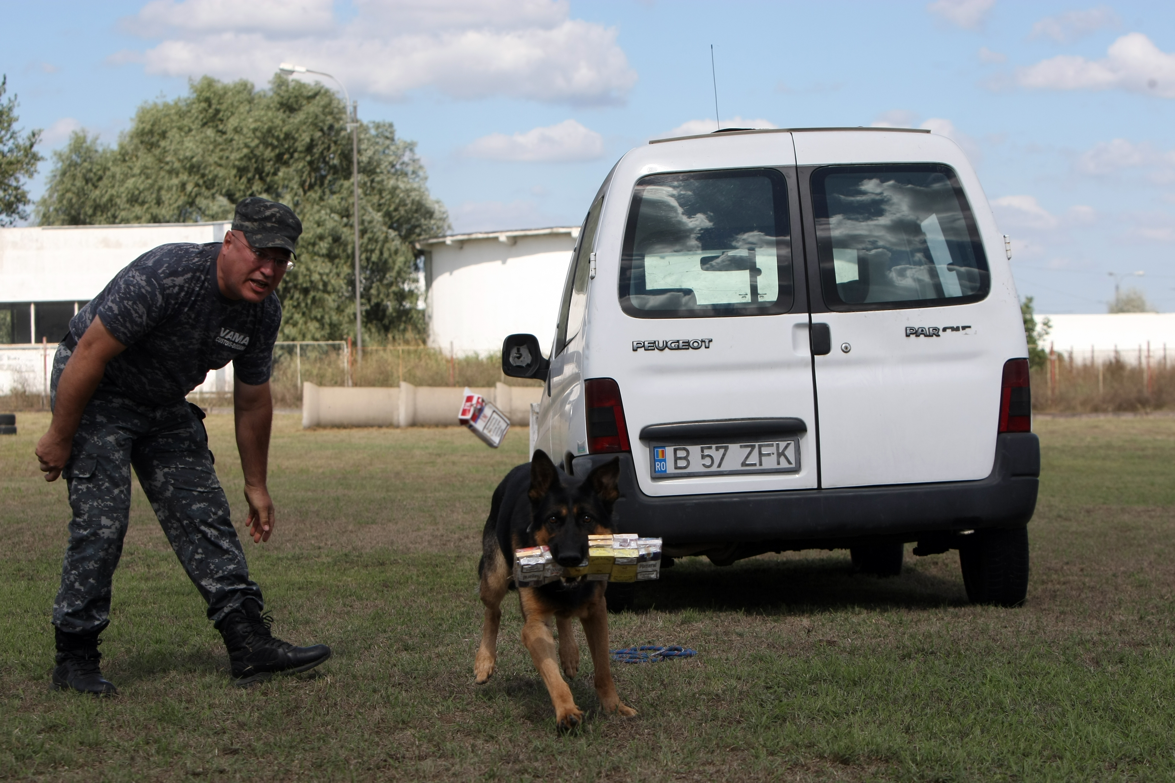 EXCLUSIVITATE  ”Am învățat mecanică în vamă, la serviciu”. Inspectorul vamal Doru Gârlea spune că s-a ”recalificat” la locul de muncă din cauza traficanților din ce în ce mai inventivi