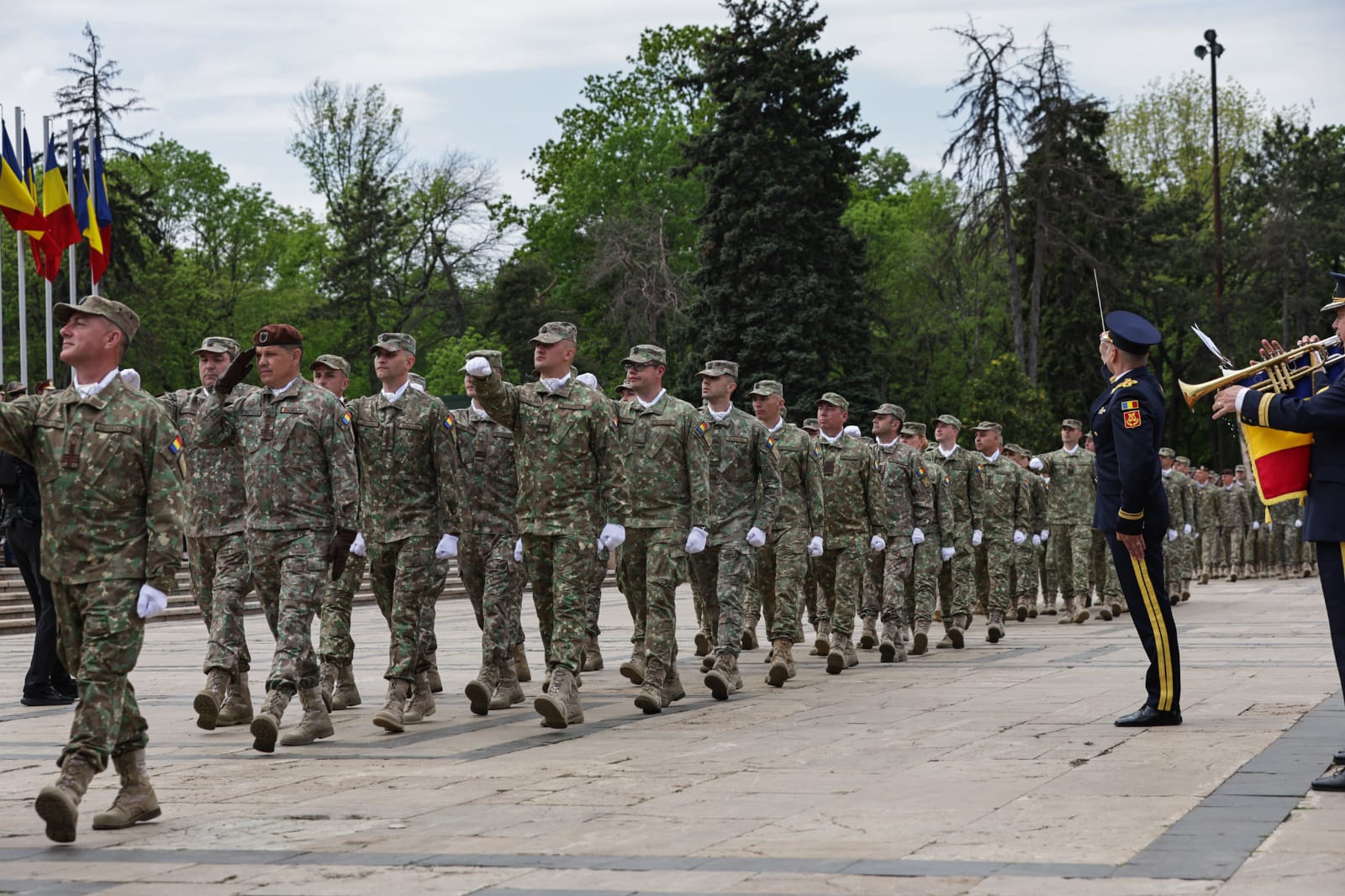 Ziua Forțelor Terestre 2025. Ilie Bolojan a vizitat fără Marcel Ciolacu expoziția de echipamente și tehnică militară din Parcul Carol | VIDEO