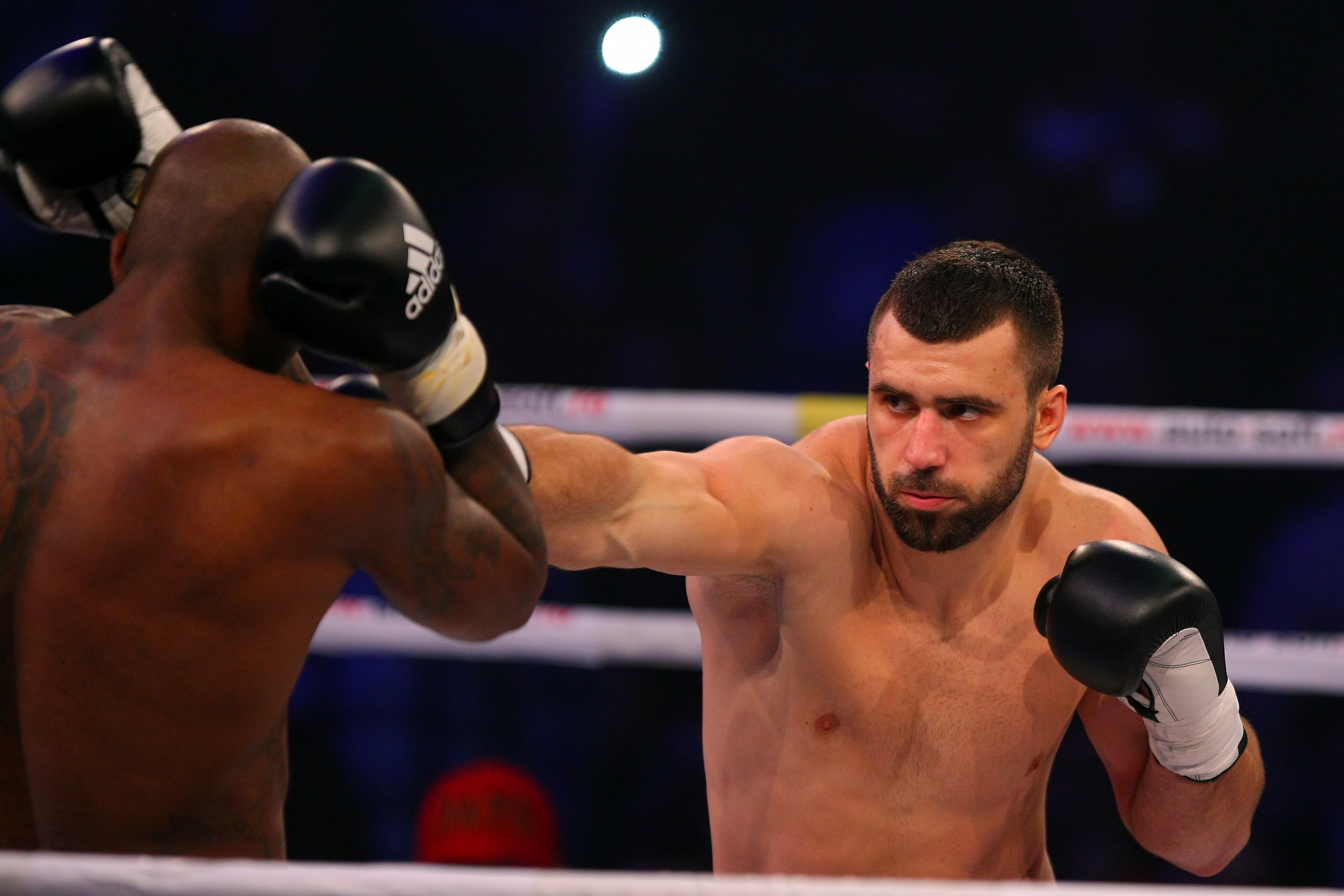 Meciul în urma căruia Amansio Paraschiv a devenit campion mondial Superkombat New Heroes! VIDEO& FOTO