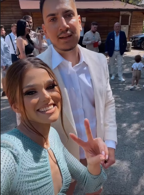 Theo Rose și Anghel Damian, nași de cununie în biserică, deși nu sunt căsătoriți. Cântăreața a și botezat-o pe fetița prietenei sale