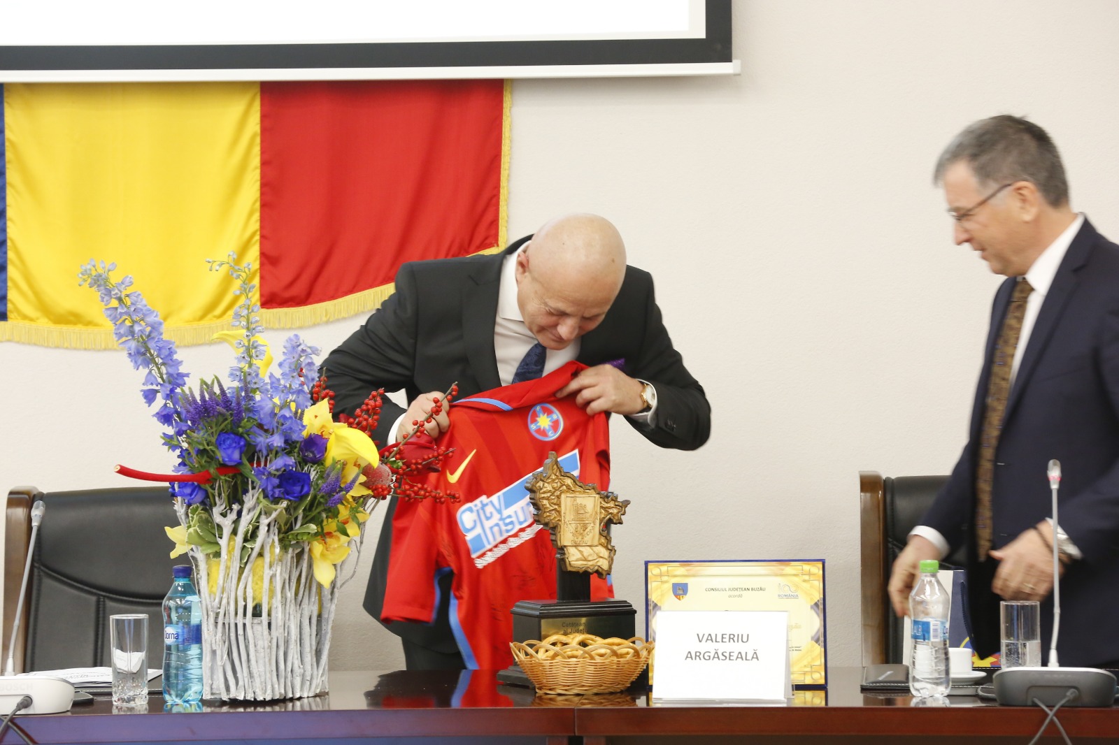 GALERIE FOTO/ Valeriu Argăseală a izbucnit în plâns când a primit placheta de cetățean de onoare al Buzăului. Aceeași distincție a primit-o și Ilie Năstase