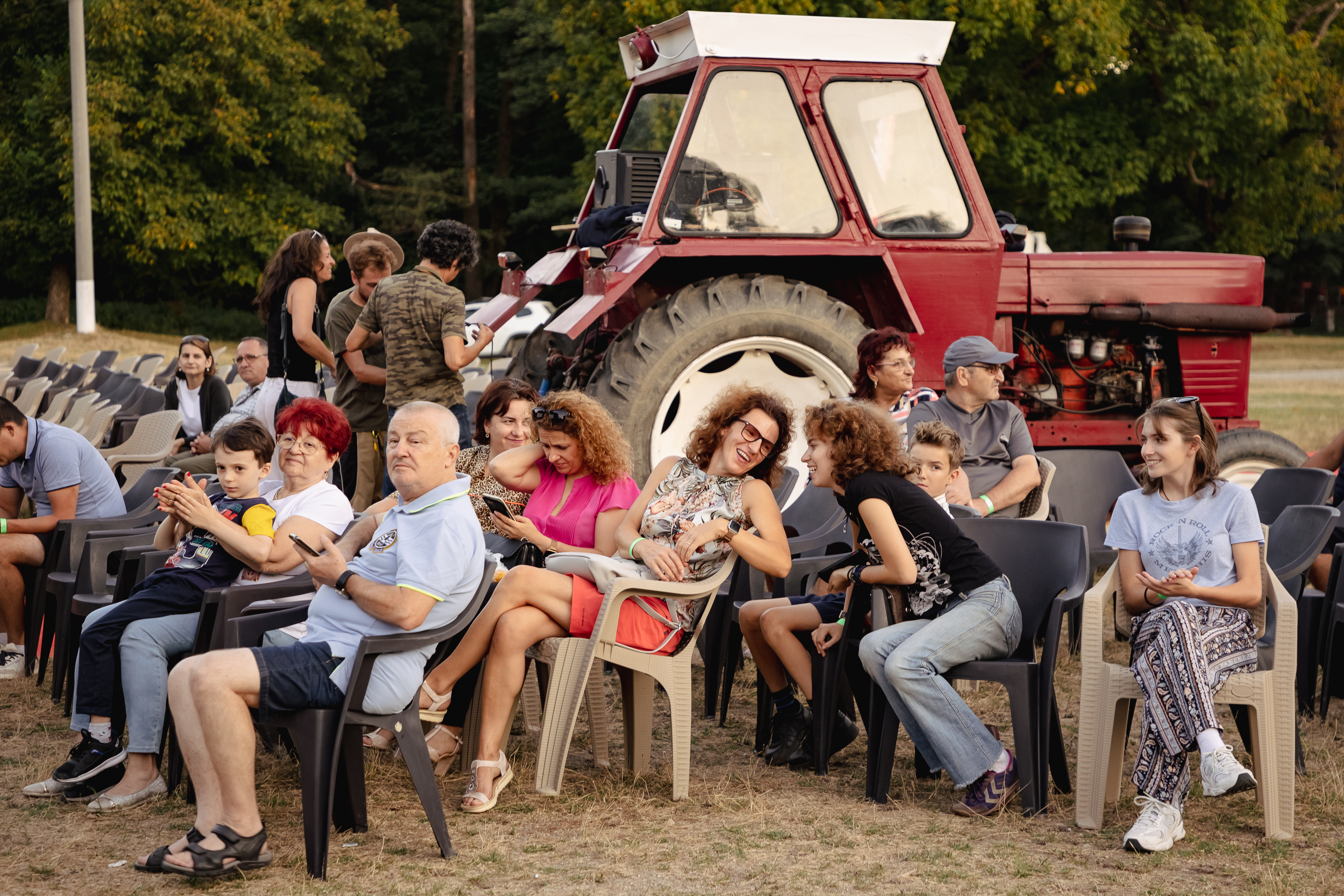 REPORTAJ Actorul Cuzin Toma a venit cu Taraful Caliu să aducă Film în Sat, la Peștișani, Gorj: „Să știe oamenii care m-au văzut crescând că joc și roluri serioase!”