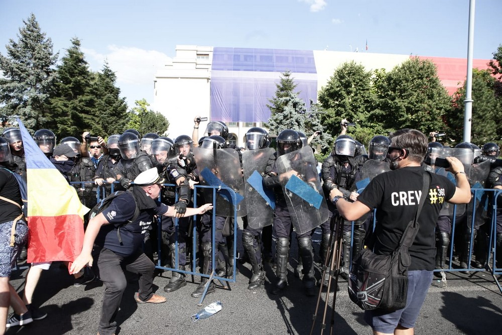 UPDATE. Război de stradă între jandarmi și huligani, în Piața Victoriei. 452 de persoane rănite / VIDEO&FOTO