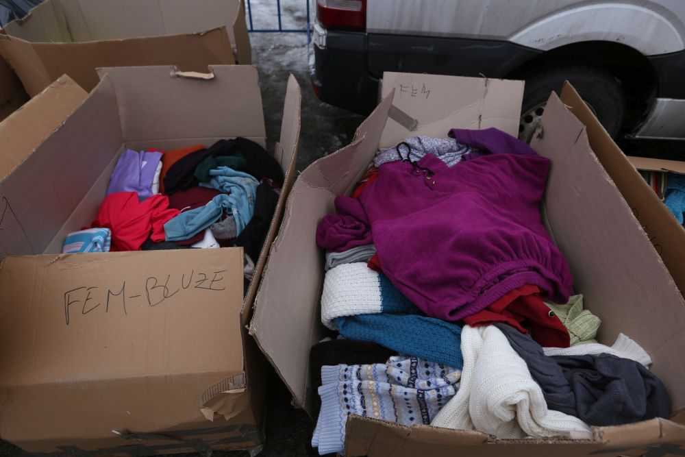 Ambasadorul Marii Britanii la București a servit mâncare oamenilor fără adăpost, în Gara de Nord / FOTO
