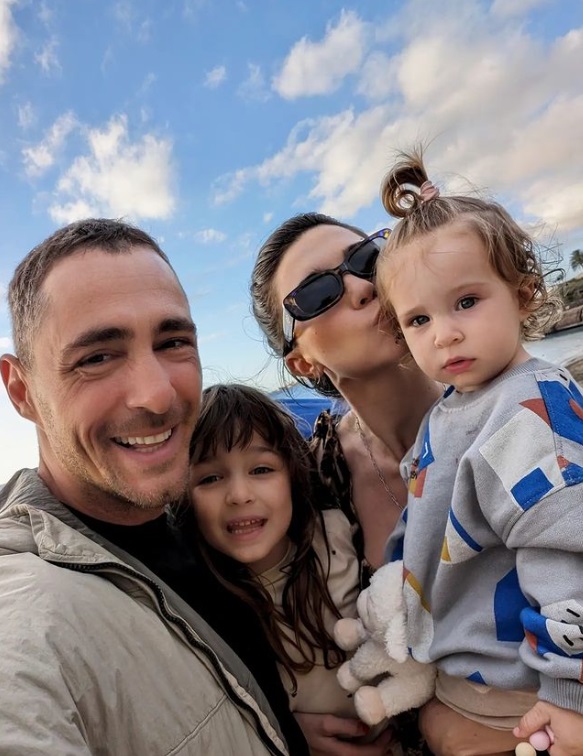 Imagini cu apartamentul în care Vladimir Drăghia locuiește cu familia. Are vedere la lac, iar în sufragerie ține o motocicletă