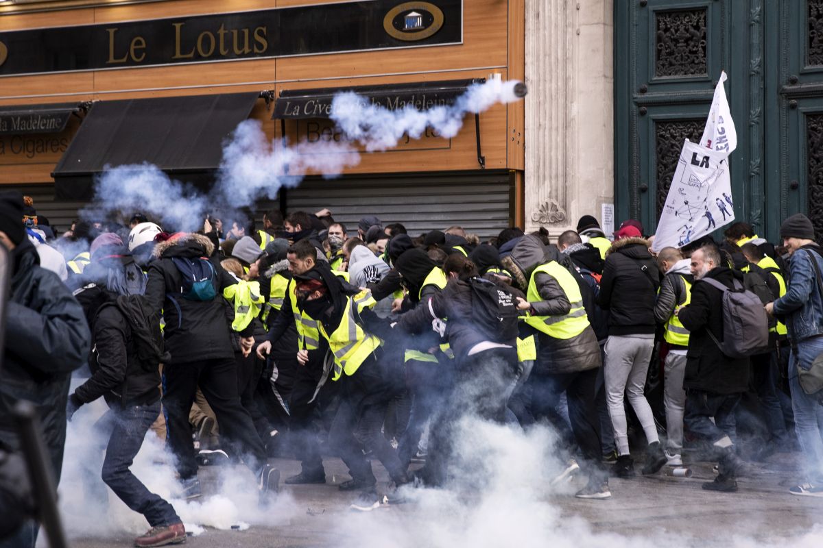 FOTO | Noi proteste ale "vestelor galbene" în Franța, soldate cu peste 100 de rețineri. Numărul participanților, în scădere considerabilă