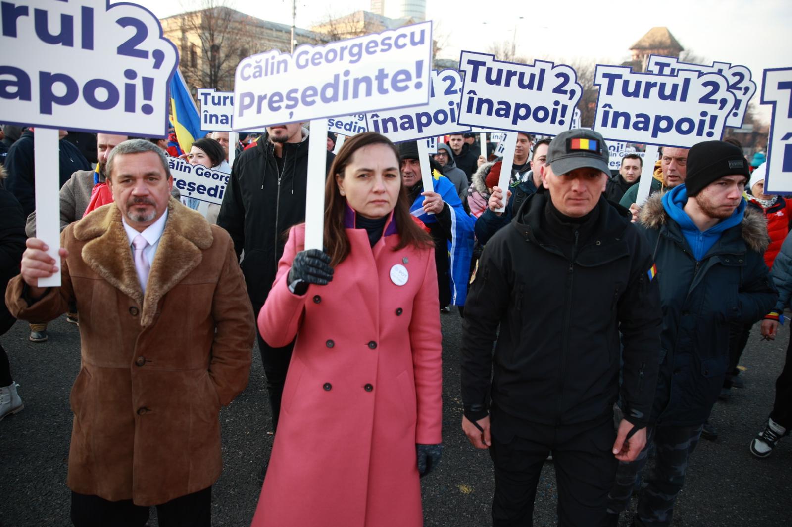 LIVE TEXT: Zeci de mii de oameni la protestul organizat de AUR în București. Mai mulți protestatari aveau asupra lor cuţite, bricege și substanţe interzise