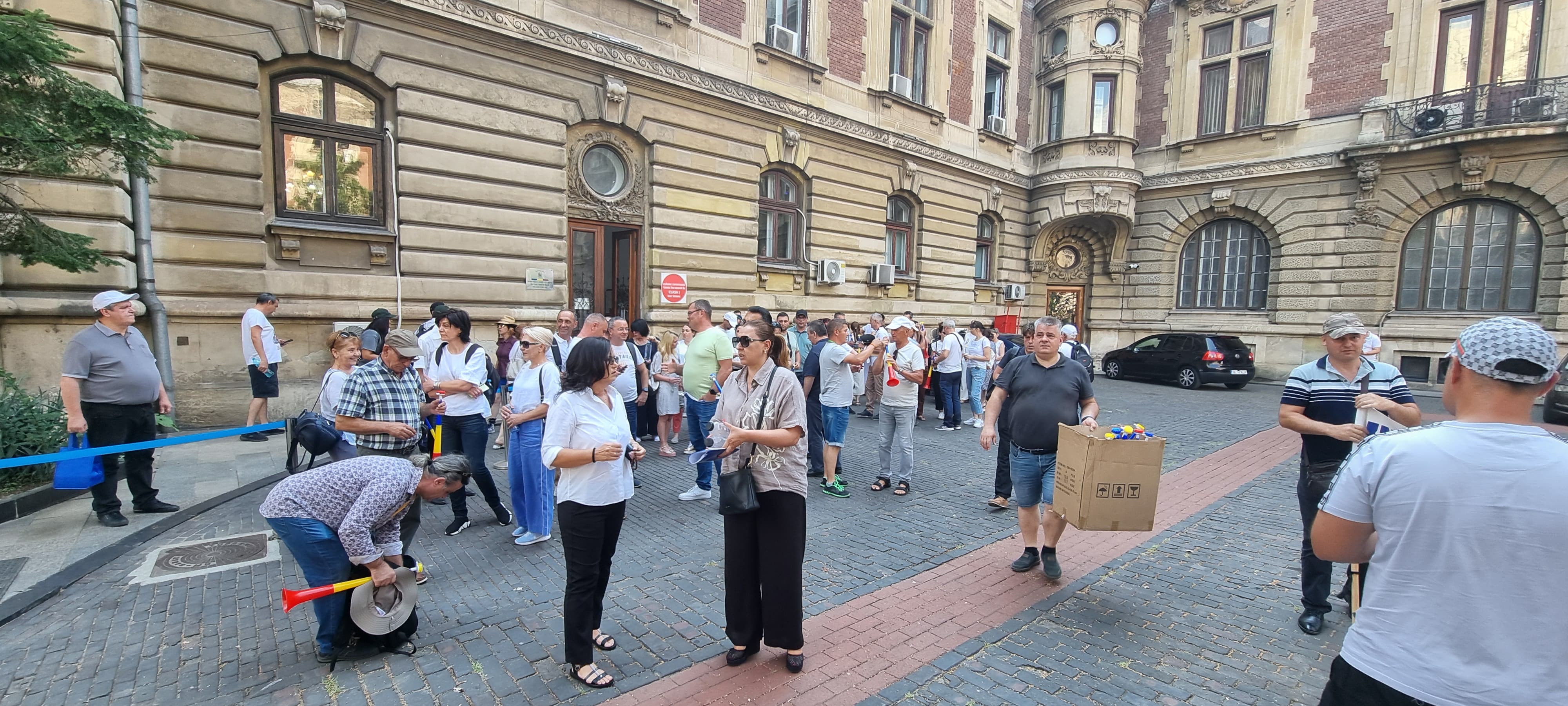 Profesorii și angajații din Sănătate protestează în fața Parlamentului chiar în ziua când Guvernul Bolojan își asumă măsurile de austeritate