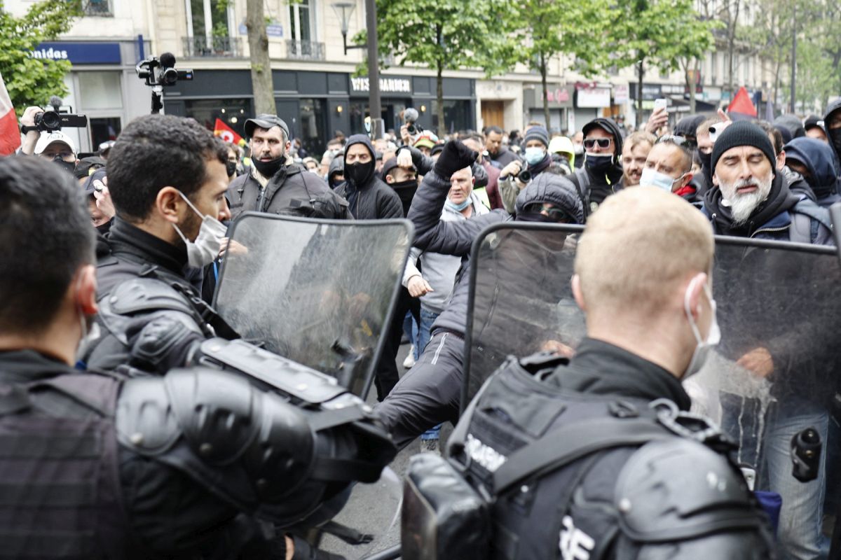 Proteste violente în Franța și Turcia, de Ziua Muncii. Sute de protestatari au fost reținuți