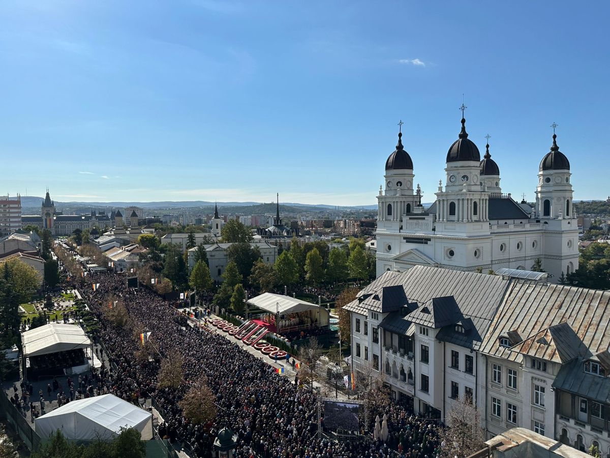 Candidații la prezidențiale au ajuns la slujba de la Catedrala Mitropolitană Iași, pentru Sfânta Parascheva