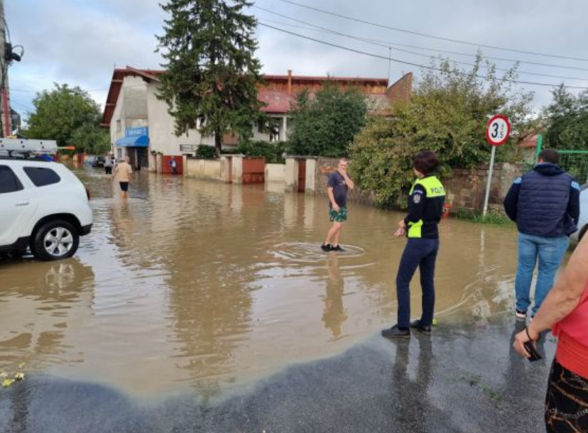 Zeci de gospodării și străzi din Brașov, inundate. Un pod din Vrancea, distrus de viitură